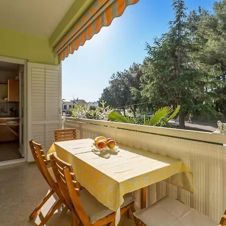 Appartement Lovely In With Kitchen Poreč