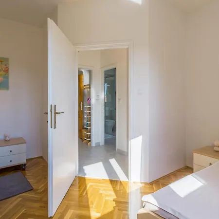 Daire Lovely In With Kitchen Poreč