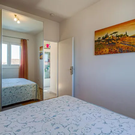 Daire Lovely In With Kitchen Poreč