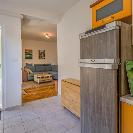 Daire Lovely In With Kitchen